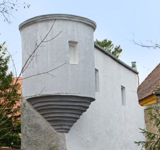 Mineralischer Putz verschönert Kirchenerker in Bissingen